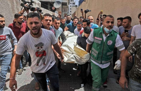 3 شهداء وعدة إصابات جراء استهداف الاحتلال لشقة سكنية بحي الرمال وسط غزة