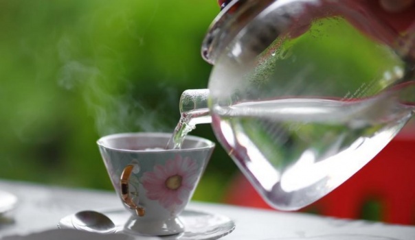 برغم فوائده.. ضرر خطير وراء شرب الماء الساخن على الريق