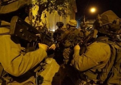 جنود الاحتلال يسحلون شابا بعد اصابته وسط الخليل