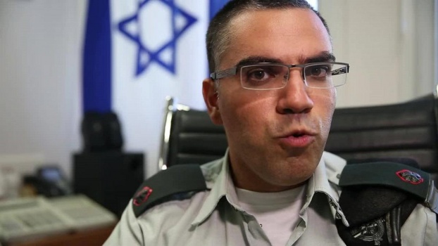 نشطاء التواصل الإجتماعي يلقنون "أفيخاي أدرعي" درساً بعد تداول رقم هاتفه