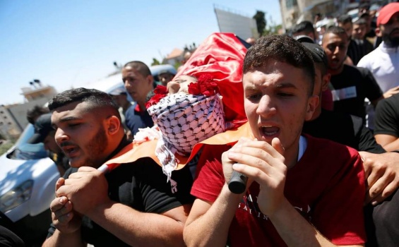 المئات يشيعون جثامين 3 شهداء في رام الله