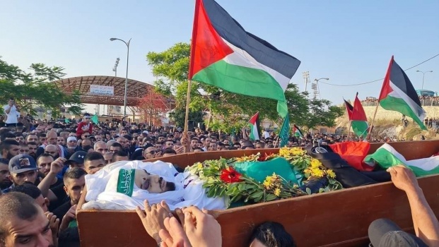 الآلاف يشيعون جثمان الشهيد محمد كيوان في أم الفحم