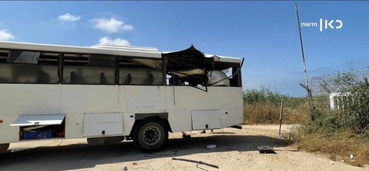إصابة جندي باستهداف حافلة لنقل الجنود قرب قاعدة "زيكيم" بصاروخ موجه