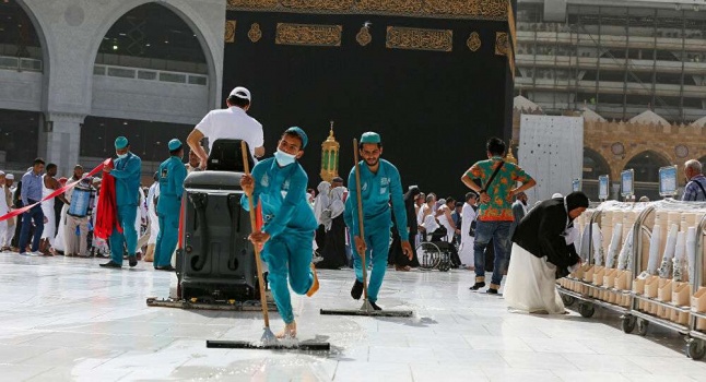 القبض على معتمر حاول الهجوم على خطيب الحرم المكي... فيديو