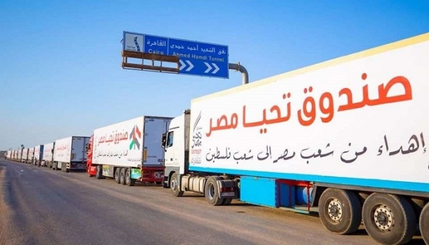 مصر تقدم قافلة مساعدات ضخمة لقطاع غزة