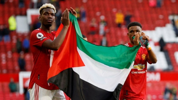 لفتة مميّزة من بوغبا وديالو... رفعا العلم الفلسطيني بعد مباراة مانشستر يونايتد وفولهام (صور)