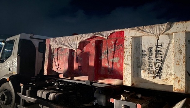 نابلس.. سلطة جودة البيئة تضبط شاحنة نفايات إسرائيلية في جماعين