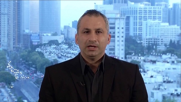 صحفي إسرائيلي يزعم: اكتشفنا هوية أبو عبيدة!