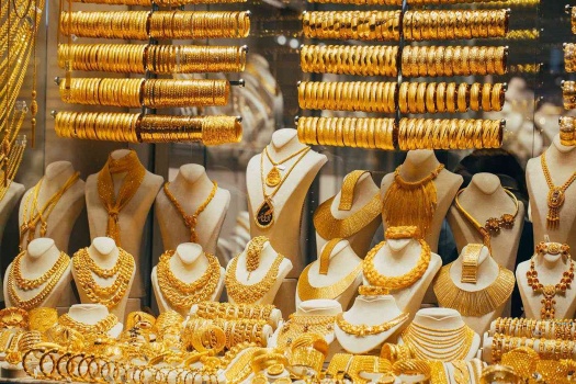 الذهب يتراجع مع ارتفاع الدولار والتفاؤل بشأن اتفاق تجاري بين أمريكا والصين