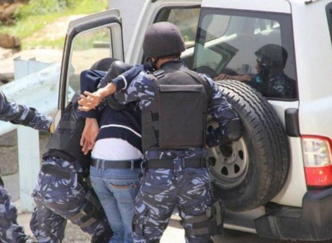 الشرطة تقبض على مشتبه بهم بتصوير فتاة بالشارع ونشر صورها بنابلس