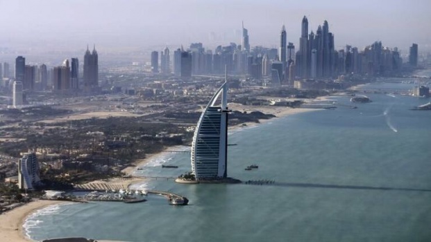 الإمارات.. إنزال أول بيت عائم ومتحرك صديق للبيئة إلى الماء