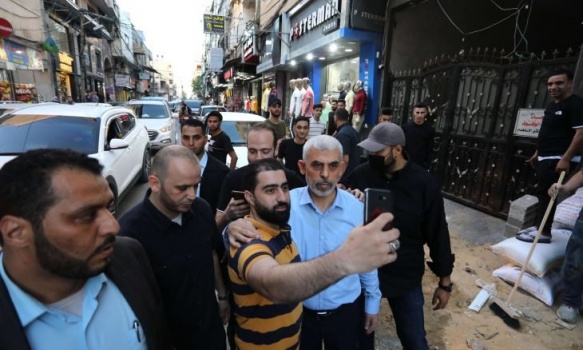 صحيفة يدعوت احرنوت : ماذا لو قطع الصاروخ الإسرائيلي “سيلفي السنوار” في شوارع غزة؟