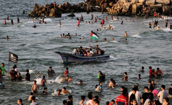 بلدية غزة تحذر من السباحة في البحر