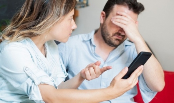 في واقعة غريبة.. محاكمة امرأة فتشت هاتف زوجها في الإمارات