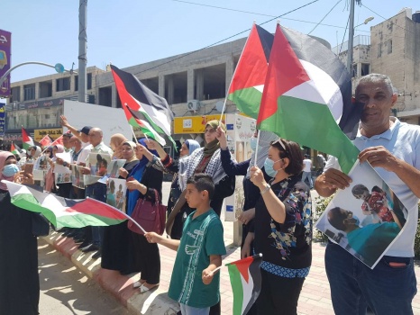 سلسلة بشرية في جنين تنديدا بالعدوان الإسرائيلي على شعبنا