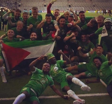 فريق “هامربي” يرفع العلم الفلسطيني خلال تتويجه بكأس دوري كرة القدم السويدية