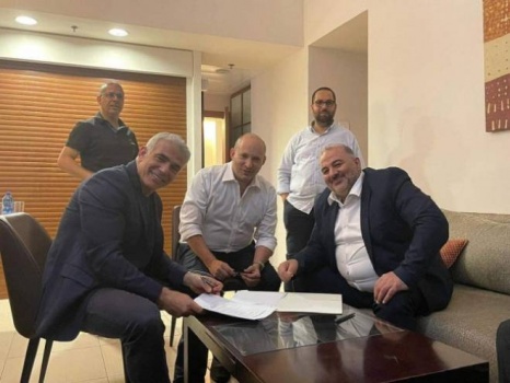 منصور عباس يوقع على اتفاق مع لبيد لتشكيل حكومة باسرائيل