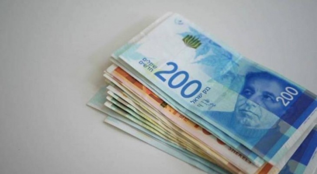 صرف مبلغ 700 شيقل لـ 13,640 أسرة وعامل متضررين من جائحة كورونا