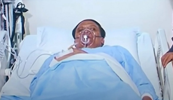 عادل إمام يعاني من وضع صحي مضطرب وهذا ما طلبه الأطباء منه ولم يلتزم