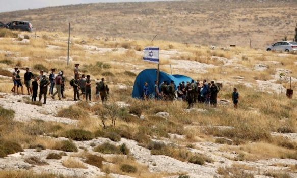 مستوطنون يشرعون ببناء بؤرة استيطانية جنوبي الضفة