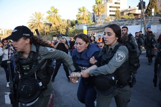 الاحتلال يقمع وقفة بـ"الشيخ جراح" ويعتقل مراسلة الجزيرة
