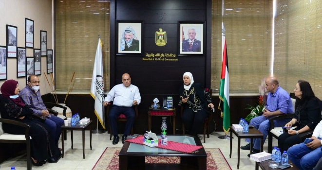 محافظ رام الله والبيرة ليلى غنام تسلم عائلة الشهيد مهند الحلبي ( 30 ألف دينار أردني) مقدمة من الرئيس