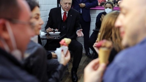 أردوغان يوقف موكبه في مدينة إسطنبول ليتناول 'البوظة'