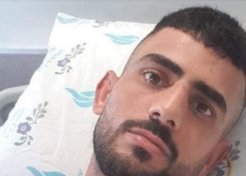 طعناً بالسكين...مستوطنون يعتدون على عامل من طمون في يافا