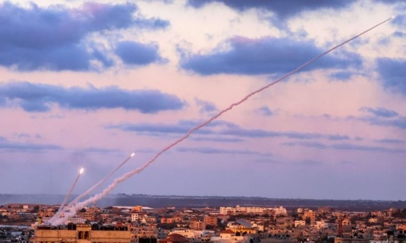 صحيفة عبرية: بعد صواريخ حماس.. من يفكر بـ&rdquo;نكتة&rdquo; دولة فلسطينية مجردة من السلاح؟