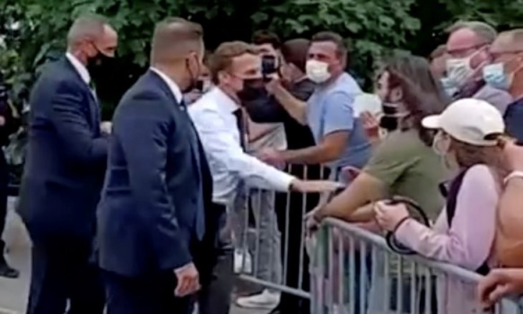 ما هي عقوبة الشاب الذي قام بصفع الرئيس الفرنسي على وجهه؟
