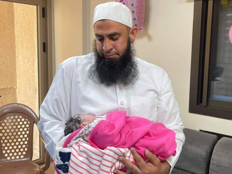 أسَميُتها ياقوتْ : مولودة الفرحة الغامرة للمواطنْ مصطفى عودة بعد 15 سنة عجاف