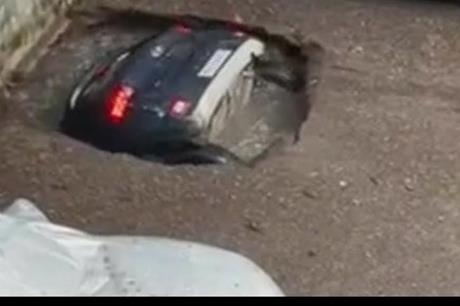 شاهد لحظة اختفاء سيارة عن الوجود بسبب المطر