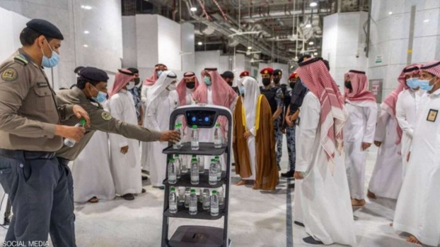 شاهد.. روبوت ذكي يوزع عبوات مياه زمزم