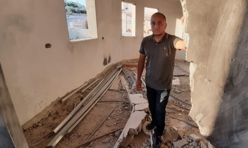 للمرة الثانية: استهداف بيت صحفي فلسطيني بقنبلة