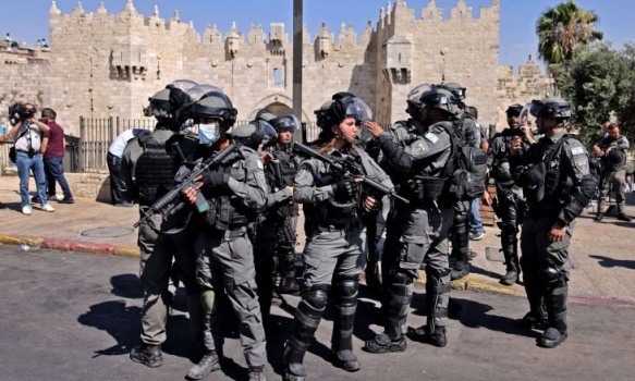 صحيفة عبرية: شرطة الاحتلال تجبر مقدسية على الاعتراف بمحاولة تنفيذ عملية دهس