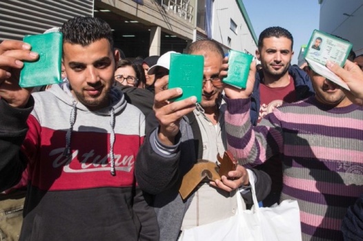 صحيفة عبرية : هكذا تمارس إسرائيل المعركة الديمغرافية على جانبي الخط الأخضر