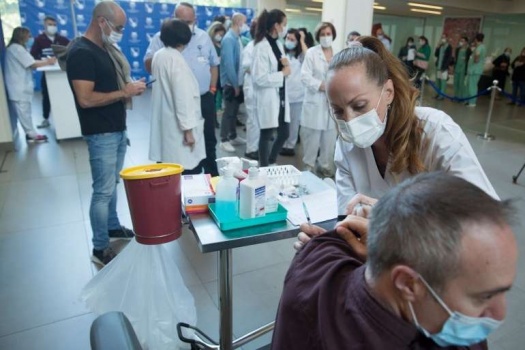 اصابة 200 شخص بكورونا بعد تطعيمهم في اسرائيل..وقرار بتأجيل دخول السياح لمدة شهر