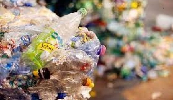 العلماء يحولون النفايات البلاستيكية إلى نكهة الفانيليا!
