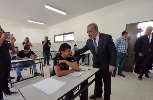 رئيس الوزراء يفتتح امتحان الثانوية العامة من بيتا في نابلس