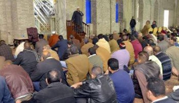 وفاة إمام مسجد فوق المنبر خلال إلقائه خطبة عن الصبر والموت!
