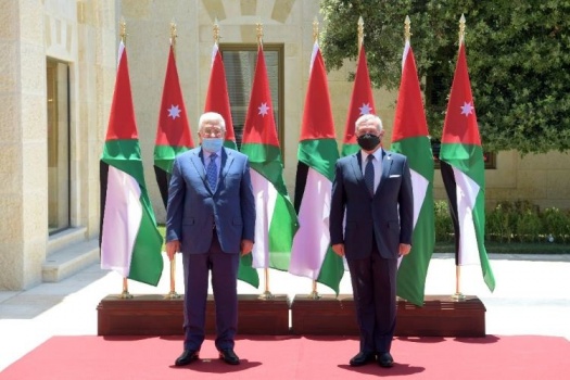 الرئيس يصل عمان ويجتمع مع العاهل الأردني ويبحثان آخر التطورات السياسية