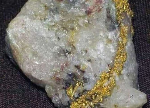 مصر.. ضبط 11 طناً أحجار تحتوي على الذهب الخام