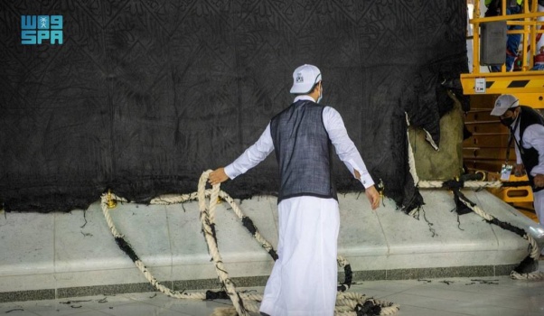 رفع كسوة الكعبة المشرفة استعداداً لموسم الحج