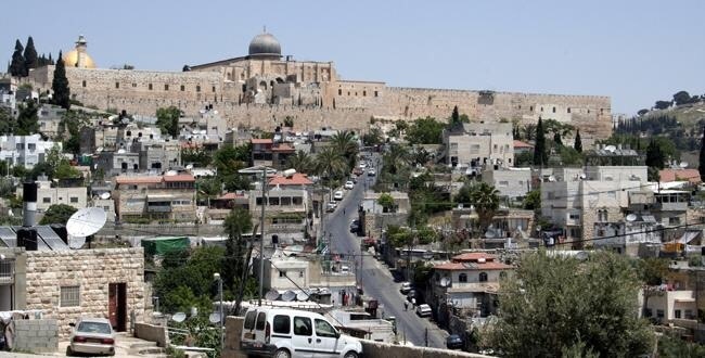 تسريب بناية سكنية للمستوطنين في بلدة سلوان بالقدس