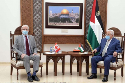 الرئيس يجدد التأكيد على التزام دولة فلسطين بتكريس الديمقراطية
