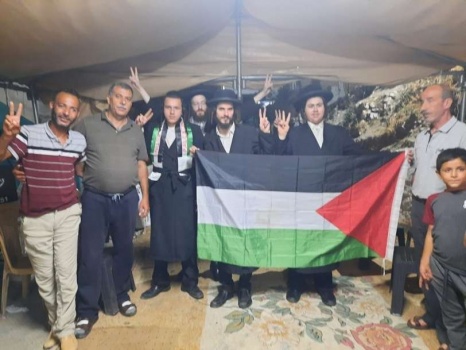 "يهود فلسطين" في خيمة الاعتصام بسلوان ضد "الصهاينة"