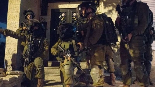 جنين.. الإحتلال يداهم منزل أسير محرر بعد أسابيع من الإفراج عنه واشتباكات مسلحة مع مقاومين