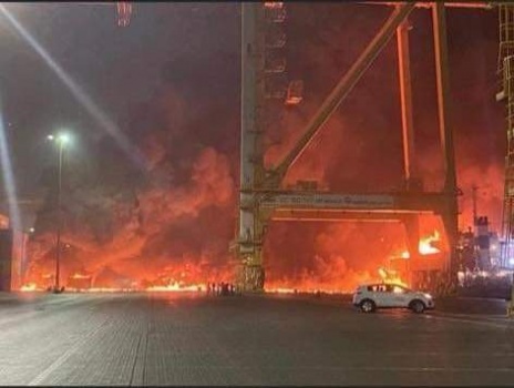 انفجار بسفينة في دبي يشعل حريقاً .. ولا إصابات