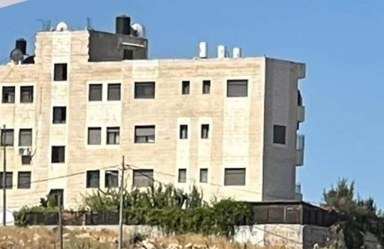 الاحتلال يخطر بهدم عمارة سكنية في شعفاط تؤوي 55 شخصًا