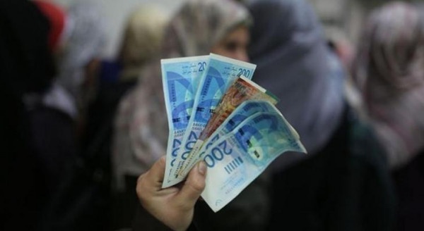 هل تتأثر رواتب الموظفين بقرار الاحتلال اقتطاع ملايين الشواكل من أموال المقاصة؟
